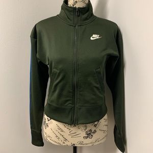 Army green, sporty Nike cropped zipped up